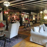 一階のロビー周辺。重厚でクラシックな雰囲気です。