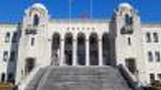 路面電車・豊橋公園駅の前の立派な建物