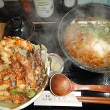 これぞまさに「すずや」の真骨頂、天丼＆おろしそばの温