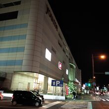 夜の外観