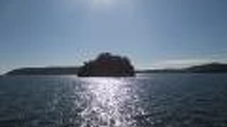 満潮の海水で隔てられていました。