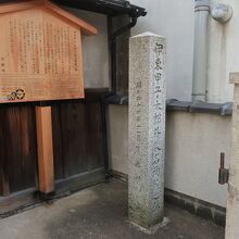 山門前には事件を伝える石碑と駒札が