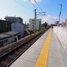 単線ホームの東照宮駅