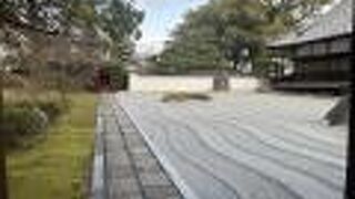 境内の真ん中を市道が通る造り