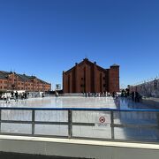 横浜赤レンガ倉庫横に作られたアイススケート場