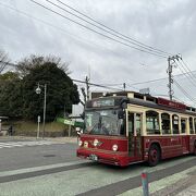 昭和レトロのデザインの赤いバス
