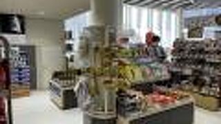 駅とここは人気のお土産屋さんですね。でも…。