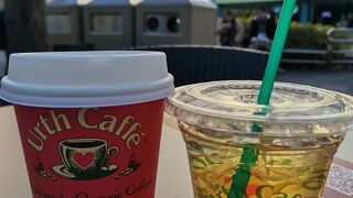 屋外の椅子でのんびりと