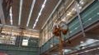 中央コンコースの吹き抜け空間にあります