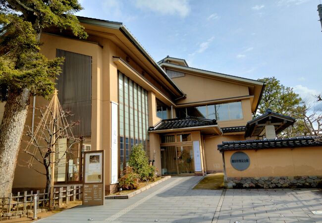 金沢三文豪のひとり、徳田秋声の記念館はひがし茶屋街のそばの浅野川のほとりにありました。