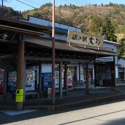杉の巨木近くにある小さな道の駅。