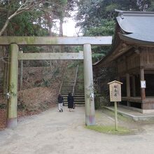 神楽殿横の急な階段を上ると桜井大神宮があります。
