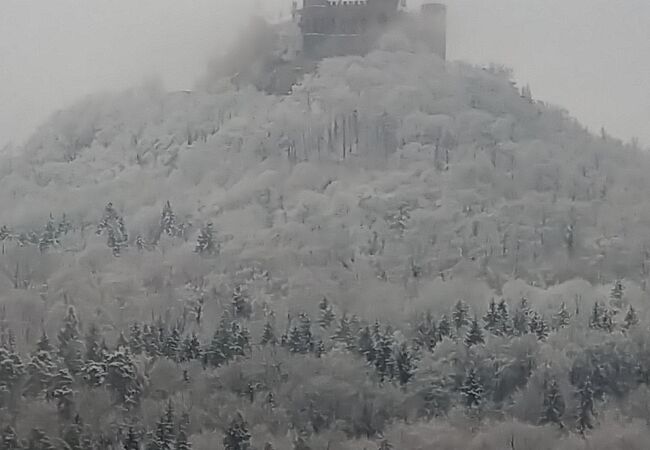 雪の中おとぎ話のような光景