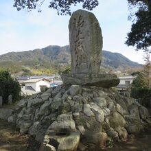 怡土城跡を示す石碑。後ろは高祖山