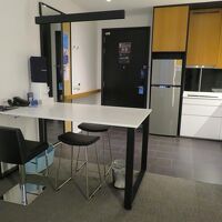 どこを見ても機能的なデザインで清潔な室内