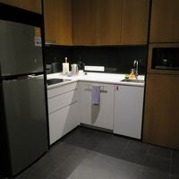 室内のキッチン設備も立派。右手の戸の中には洗濯機もあり。