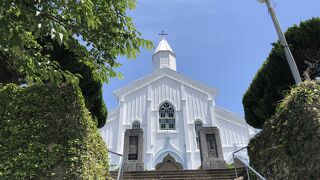 白亜の美しい水ノ浦教会
