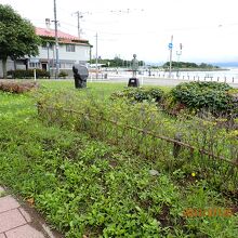 小さな広場にひっそりと