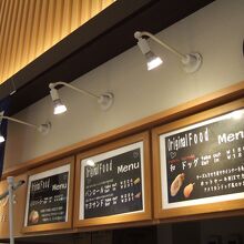 入って右側にはカフェスペースもあります