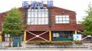 西波止場の赤い靴の少女像「きみちゃんの像」の手前に