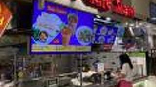 フードコートでタイ料理