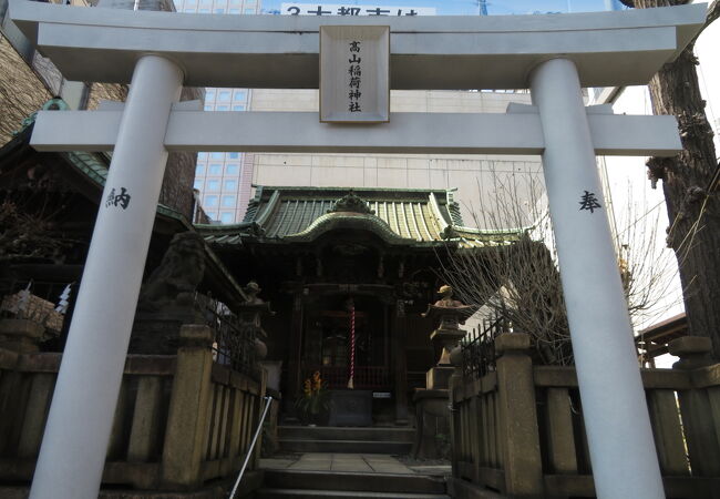 品川駅前にある稲荷神社