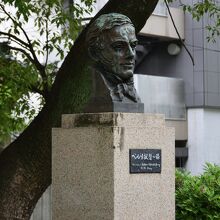 ペルリ提督の像