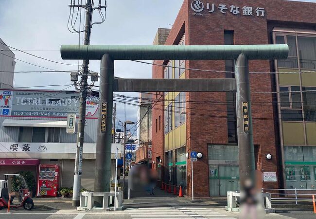 バスで行く予定の神社の一の鳥居がこんな所に