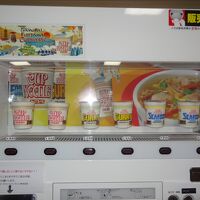 カップ麺・アルコール・清涼飲料水・パンの自販機あります。