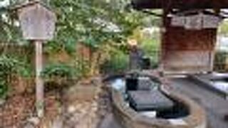 お地蔵様からお湯が湧き出ています。