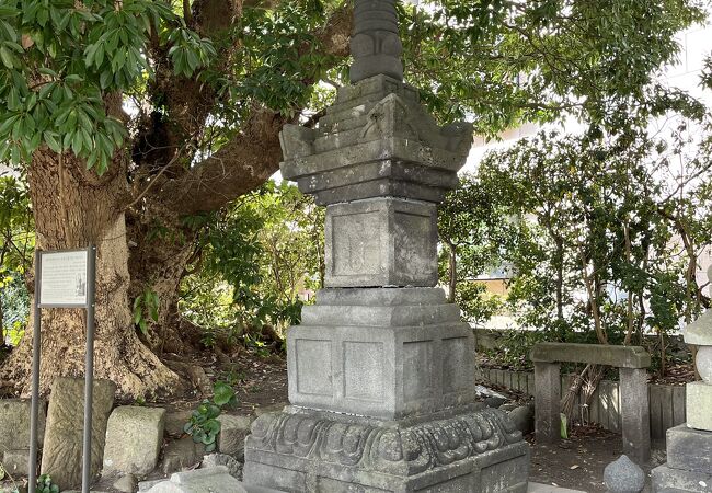 重保の墓と宝篋印塔