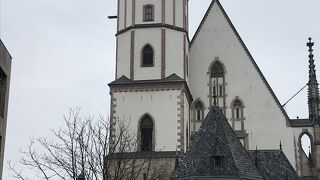 バッハの銅像も教会の前に