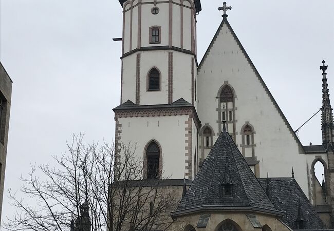 バッハの銅像も教会の前に