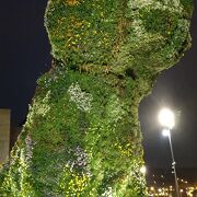 巨大な植え込み