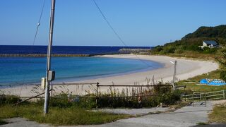 きれいな弧になった白い砂浜のビーチ