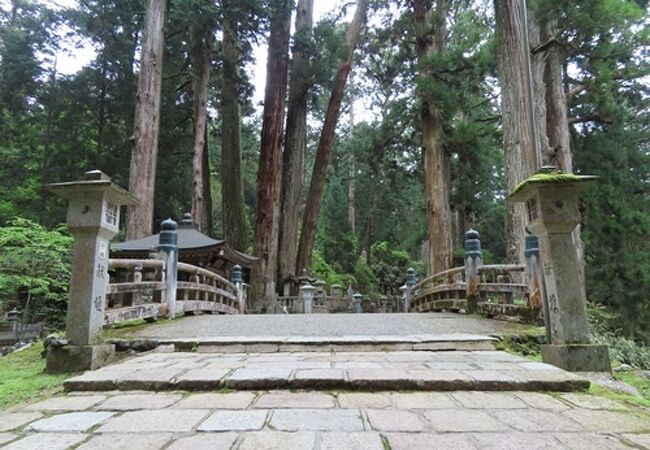 一の橋と奥の院の御廟の中間地点