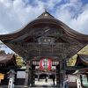 立派な門構えの日本三大稲荷