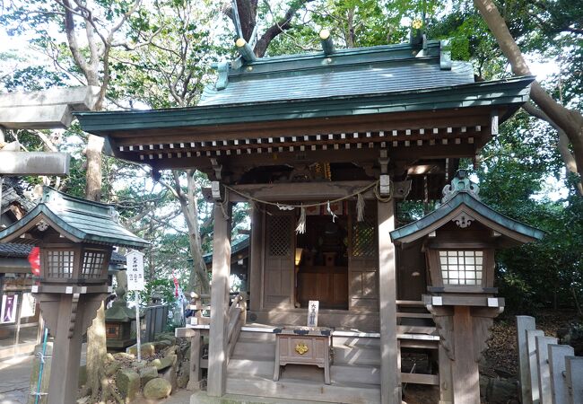 八百富神社の境内神社で、大国主神を祭神とします