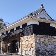 現存１２天守の一つで高知県の代表的名所。天守以外も重文の建築多く見ごたえあります。