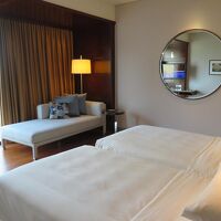 ベッドや寝椅子からは…、