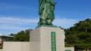 凛々しい表情をした美しい像です