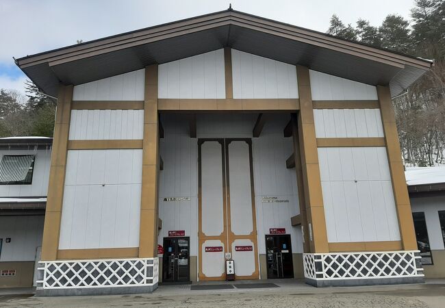 山をくりぬいたトンネルの中に、祭りの屋台が再現されて展示されている