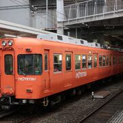 オレンジ色の電車