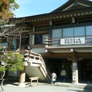 鶴岡八幡宮境内の柳原休憩所広くてこざっぱりがいい