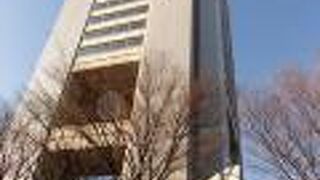 エントランスは吹き抜けになっていて明るくてきれい