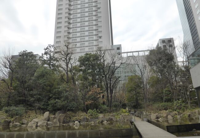 超高層ビルに囲まれた都会のオアシス