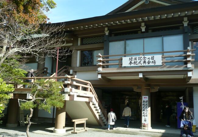 鶴岡八幡宮境内の柳原休憩所広くてこざっぱりがいい