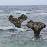海岸線に２つの岩がニョキっと出ていました。