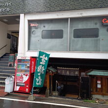 宮城県庁の北側、ビルの2階にあります。