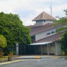 駐車場の奥のこちらがエントランス